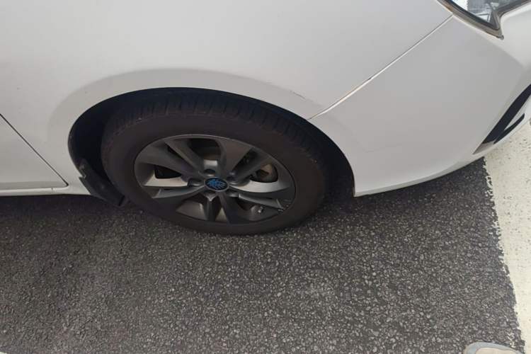 Used BYD Qin New Energy 2017 1.5T Luxury Model Right Front Wheel Hub