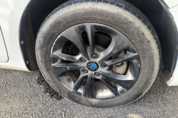 Used BYD Qin New Energy 2017 1.5T Luxury Model Right Front Wheel Hub