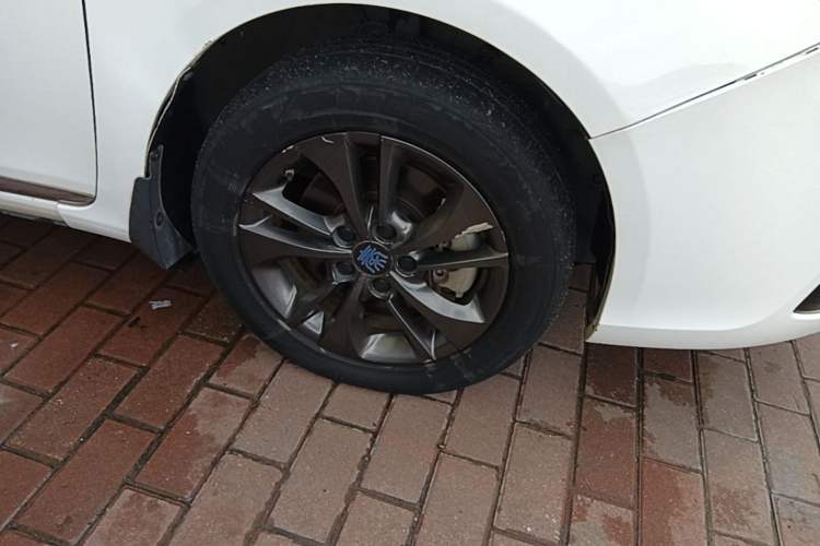 Used BYD Qin New Energy 2017 1.5T Luxury Model Right Front Wheel Hub