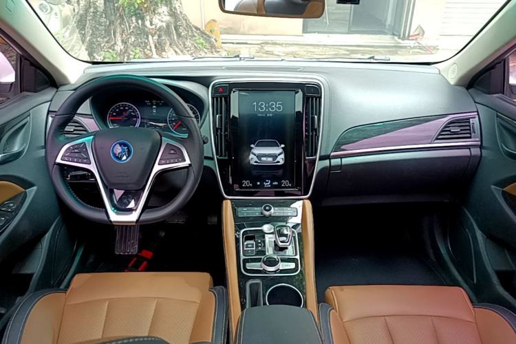 Used BYD Qin New Energy 2017 1.5T Luxury Model Center Console