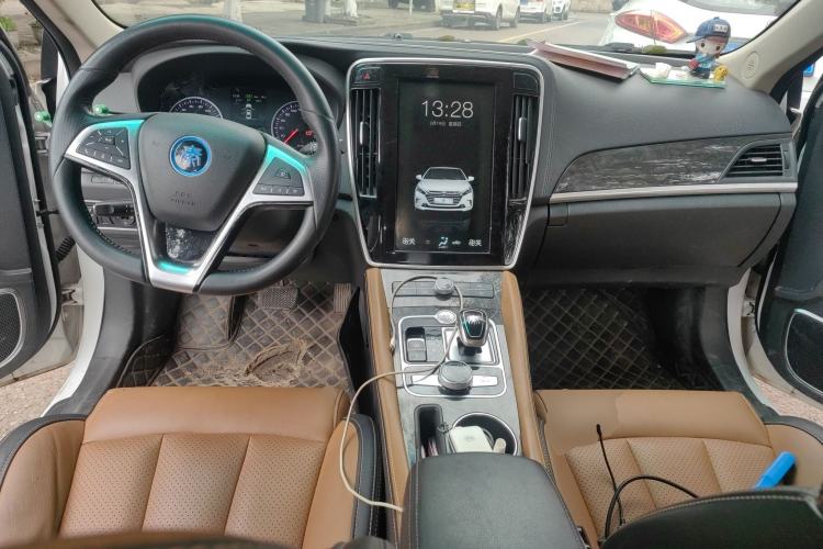 Used BYD Qin New Energy 2017 1.5T Luxury Model Center Console