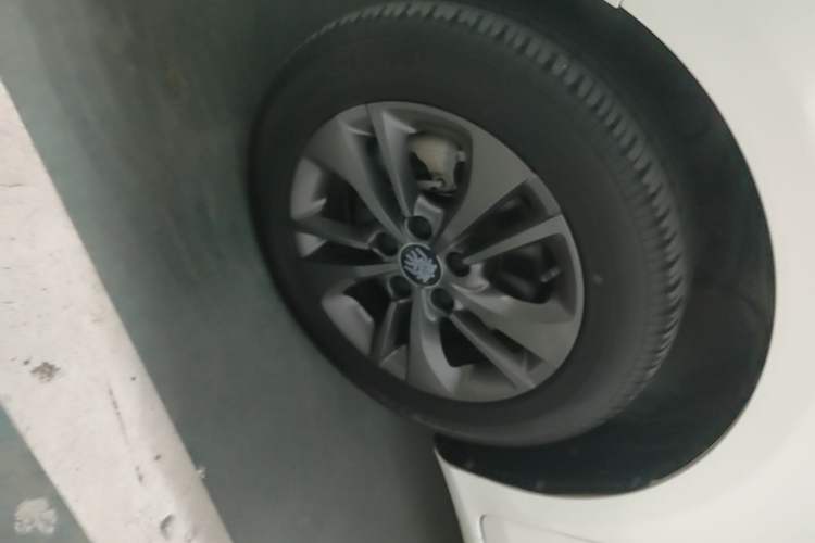 Used BYD Qin New Energy 2017 1.5T Luxury Model Left Front Wheel Hub