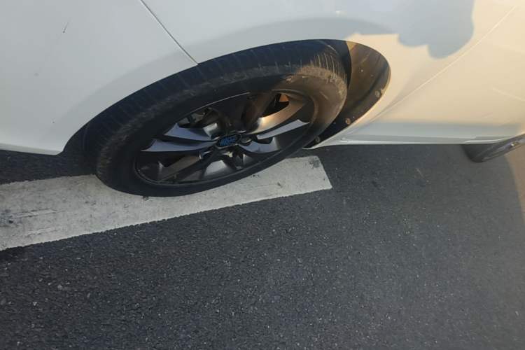 Used BYD Qin New Energy 2017 1.5T Luxury Model Left Front Wheel Hub