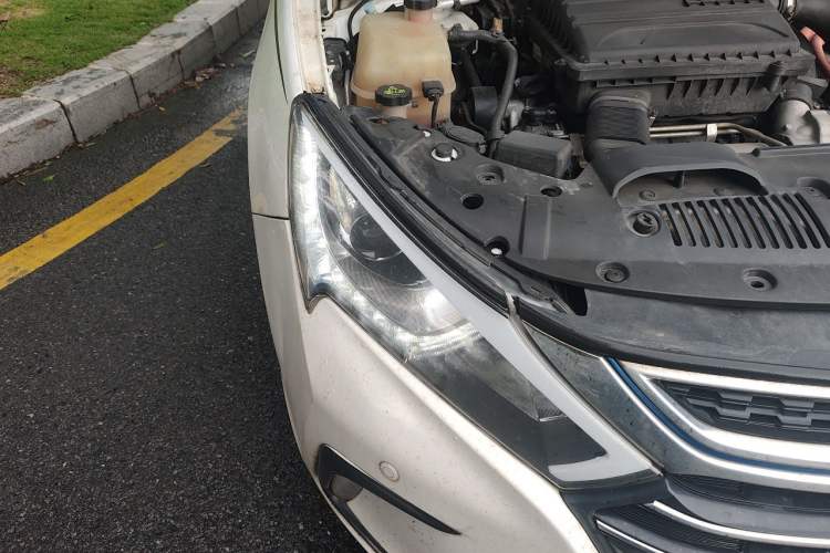 Used BYD Qin New Energy 2017 1.5T Luxury Model Right Front Headlight