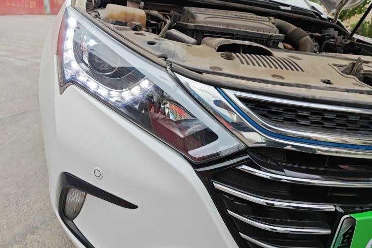 Used BYD Qin New Energy 2017 1.5T Luxury Model Right Front Headlight