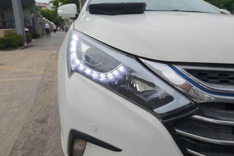 Used BYD Qin New Energy 2017 1.5T Luxury Model Right Front Headlight