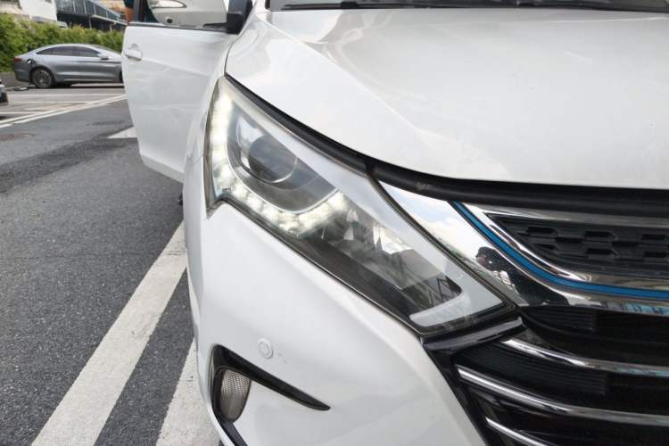 Used BYD Qin New Energy 2017 1.5T Luxury Model Right Front Headlight