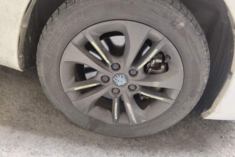 Used BYD Qin New Energy 2017 1.5T Luxury Model Right Front Wheel Hub