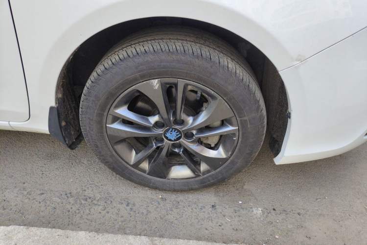 Used BYD Qin New Energy 2017 1.5T Luxury Model Right Front Wheel Hub
