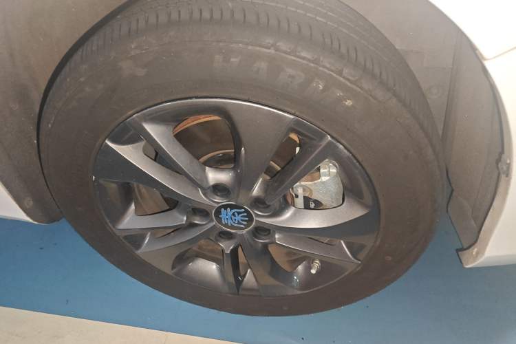 Used BYD Qin New Energy 2017 1.5T Luxury Model Right Front Wheel Hub