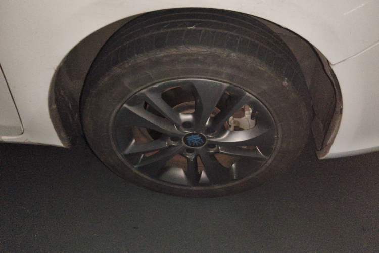 Used BYD Qin New Energy 2017 1.5T Luxury Model Right Front Wheel Hub