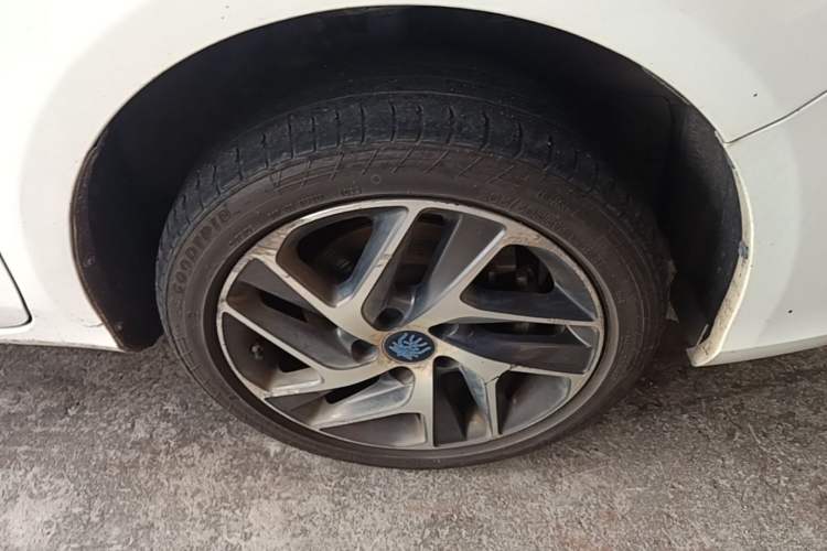 Used BYD Qin New Energy 2017 Qin EV300 Luxury Edition Right Front Wheel Hub