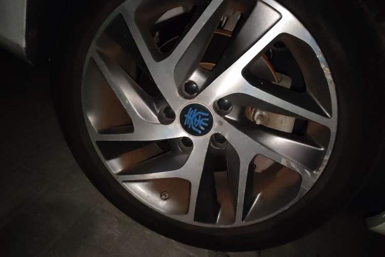 Used BYD Qin New Energy 2017 Qin EV300 Luxury Edition Right Front Wheel Hub
