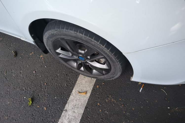 Used BYD Qin New Energy 2017 1.5T Luxury Model Right Front Wheel Hub
