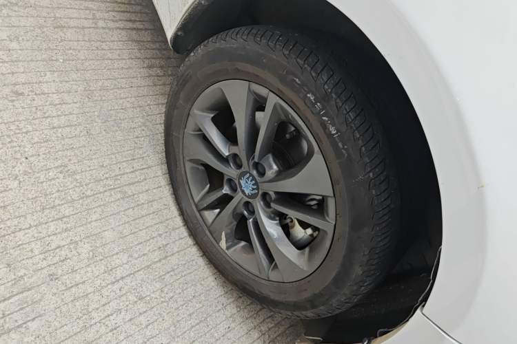 Used BYD Qin New Energy 2017 1.5T Luxury Model Right Front Wheel Hub