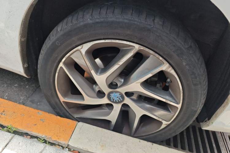 Used BYD Qin New Energy 2017 Qin EV300 Flagship Model Right Front Wheel Hub