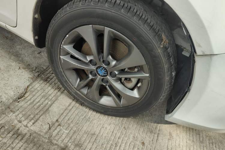 Used BYD Qin New Energy 2017 1.5T Luxury Model Right Front Wheel Hub