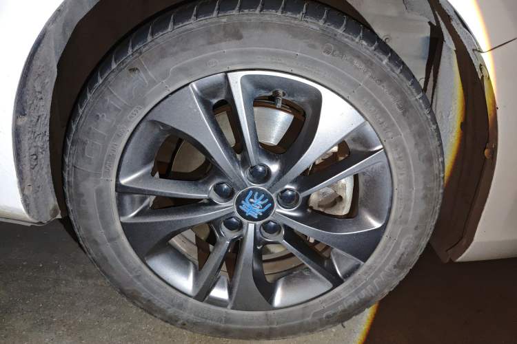 Used BYD Qin New Energy 2017 1.5T Luxury Model Right Front Wheel Hub