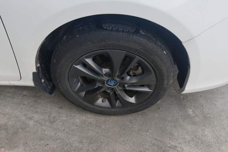 Used BYD Qin New Energy 2017 1.5T Luxury Model Right Front Wheel Hub