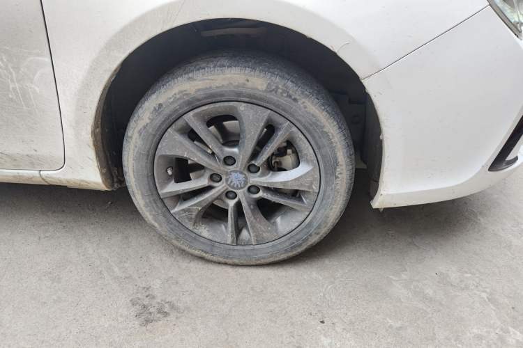 Used BYD Qin New Energy 2017 1.5T Luxury Model Right Front Wheel Hub