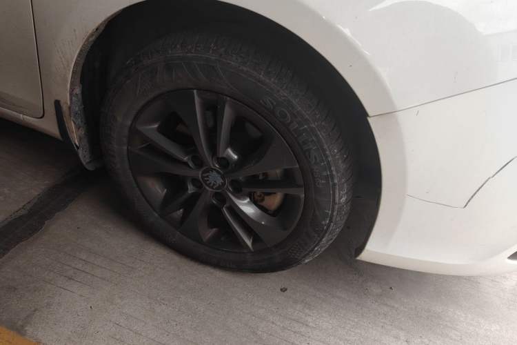 Used BYD Qin New Energy 2017 1.5T Luxury Model Right Front Wheel Hub