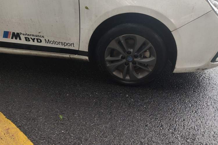 Used BYD Qin New Energy 2017 1.5T Luxury Model Right Front Wheel Hub