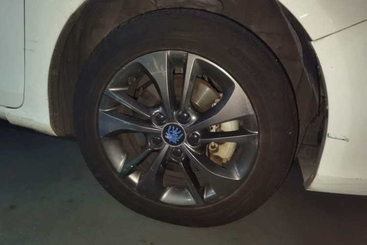Used BYD Qin New Energy 2017 1.5T Luxury Model Right Front Wheel Hub