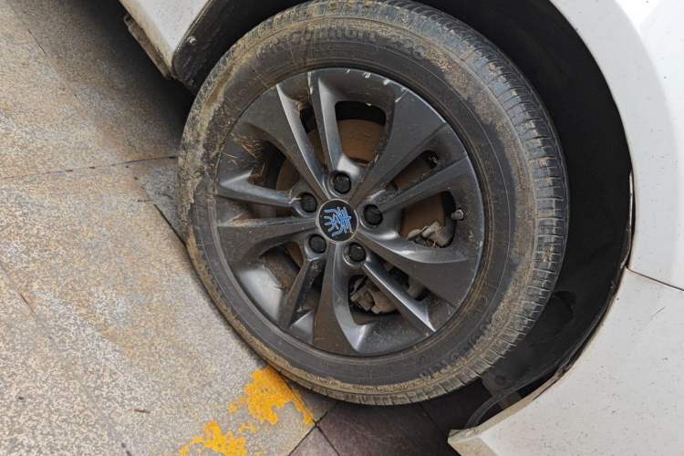 Used BYD Qin New Energy 2017 1.5T Luxury Model Right Front Wheel Hub
