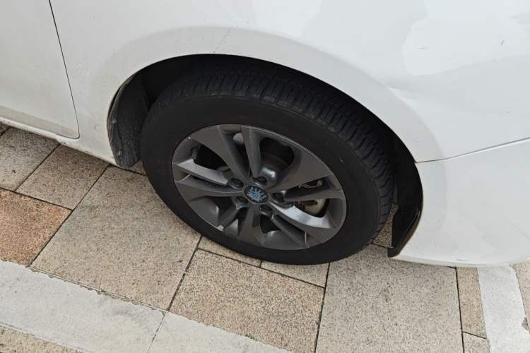 Used BYD Qin New Energy 2017 1.5T Luxury Model Right Front Wheel Hub