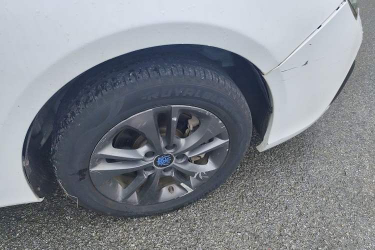 Used BYD Qin New Energy 2017 1.5T Luxury Model Right Front Wheel Hub