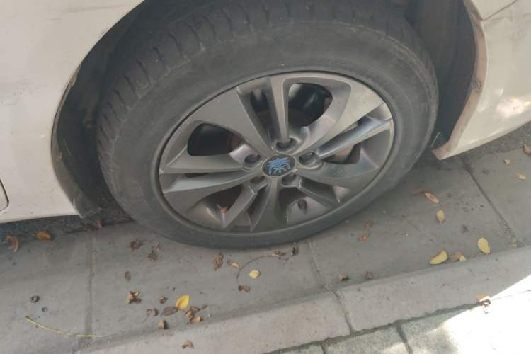 Used BYD Qin New Energy 2017 1.5T Luxury Model Right Front Wheel Hub