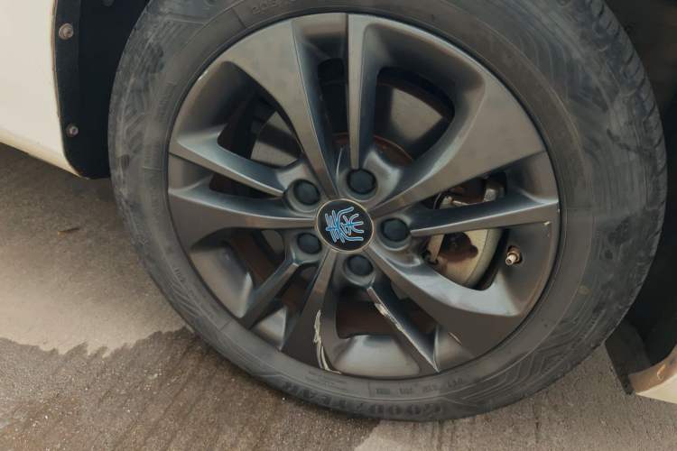 Used BYD Qin New Energy 2017 1.5T Luxury Model Right Front Wheel Hub