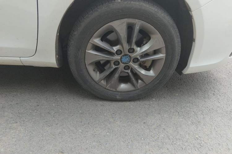 Used BYD Qin New Energy 2017 1.5T Luxury Model Right Front Wheel Hub