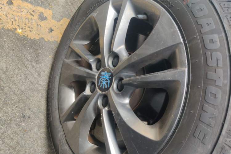 Used BYD Qin New Energy 2017 1.5T Luxury Model Right Front Wheel Hub