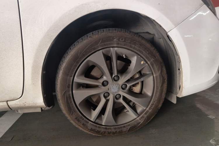 Used BYD Qin New Energy 2017 1.5T Luxury Model Right Front Wheel Hub