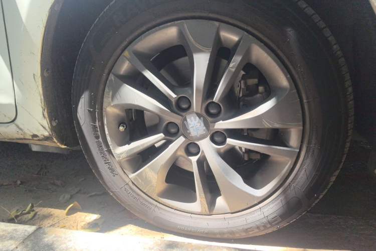 Used BYD Qin New Energy 2017 1.5T Luxury Model Right Front Wheel Hub