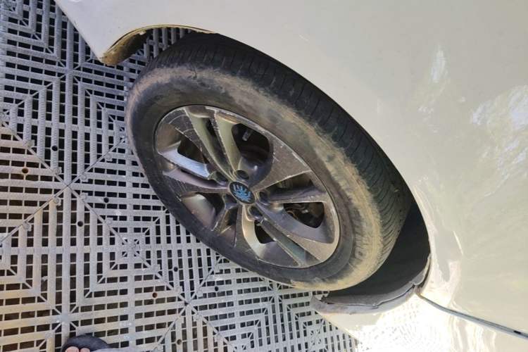 Used BYD Qin New Energy 2017 1.5T Luxury Model Right Front Wheel Hub