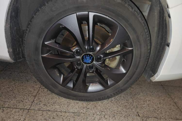 Used BYD Qin New Energy 2017 1.5T Luxury Model Right Front Wheel Hub