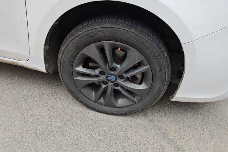 Used BYD Qin New Energy 2017 1.5T Luxury Model Right Front Wheel Hub