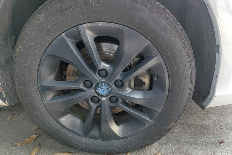 Used BYD Qin New Energy 2017 1.5T Luxury Model Right Front Wheel Hub