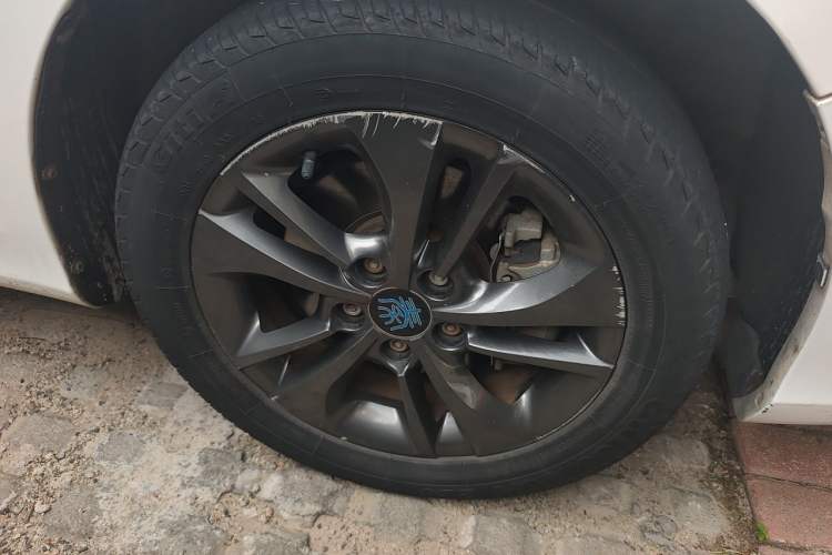 Used BYD Qin New Energy 2017 1.5T Luxury Model Right Front Wheel Hub