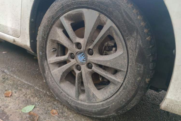 Used BYD Qin New Energy 2017 1.5T Luxury Model Right Front Wheel Hub