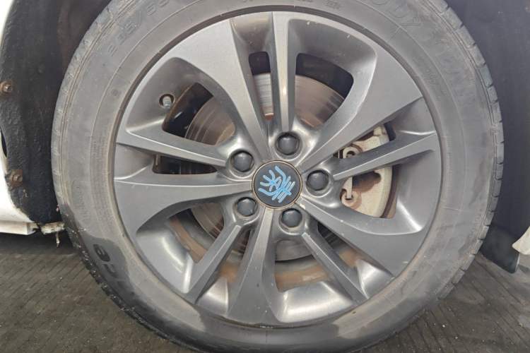 Used BYD Qin New Energy 2017 1.5T Luxury Model Right Front Wheel Hub