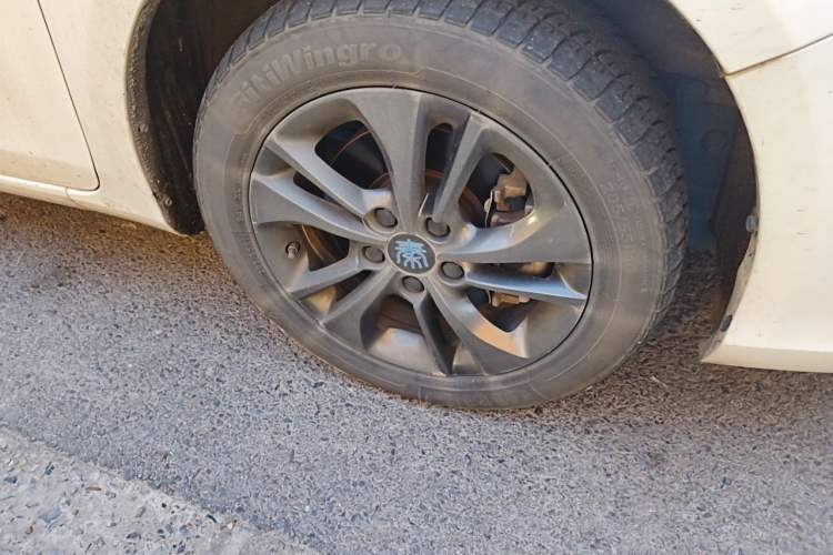Used BYD Qin New Energy 2017 1.5T Luxury Model Right Front Wheel Hub