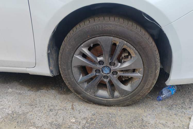 Used BYD Qin New Energy 2017 1.5T Luxury Model Right Front Wheel Hub