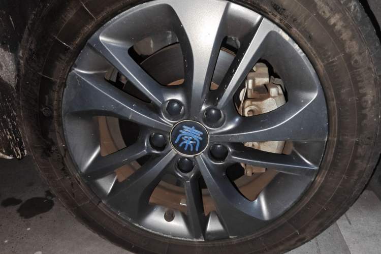 Used BYD Qin New Energy 2017 1.5T Luxury Model Right Front Wheel Hub