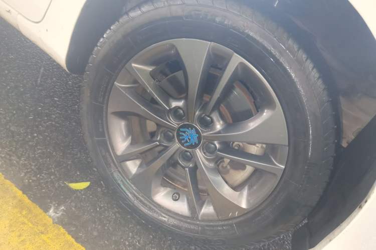 Used BYD Qin New Energy 2017 1.5T Luxury Model Right Front Wheel Hub
