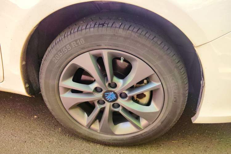 Used BYD Qin New Energy 2017 1.5T Luxury Model Right Front Wheel Hub