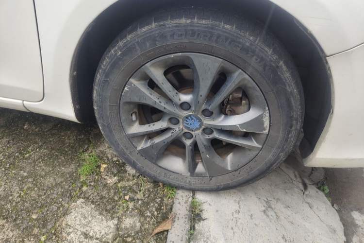 Used BYD Qin New Energy 2017 1.5T Luxury Model Right Front Wheel Hub