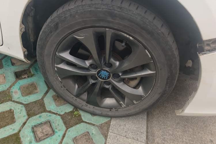 Used BYD Qin New Energy 2017 1.5T Luxury Model Right Front Wheel Hub